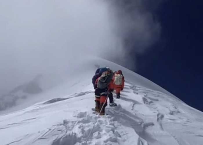Кадр из видео Соны Шерпы, снятого недалеко от вершины К2 (фото: Сона Шерпа/Seven Summit Treks)