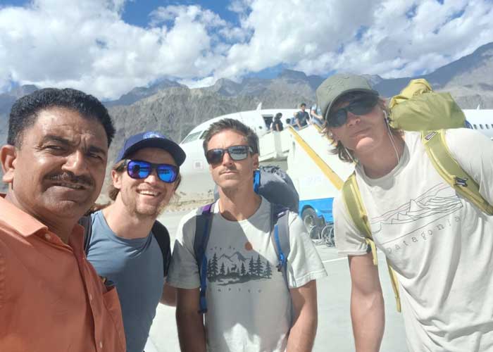 Представитель компании Alpine Adventure Guides Али Салторо с Дэйном Стедманом, Коди Уинклером и Блейком Брэндоном (фото: Alpine Adventure Guides)
