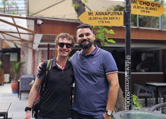 Тайлер Эндрюс и Дава Стивен Шерпа из компании Asian Trekking в Катманду, 4 сентября.