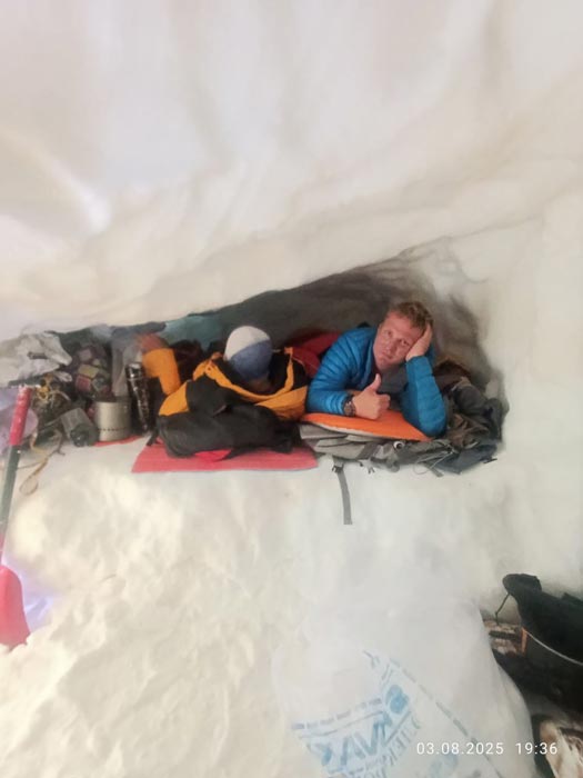 В снежной пещере в лагере на 5800