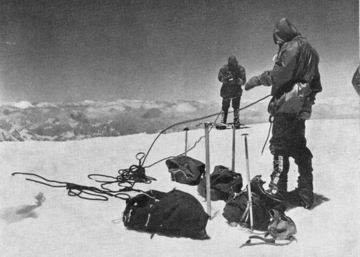 Чешские альпинисты на вершине Тирич-Мир в 1967 году (фото: The Himalayan Journal)
