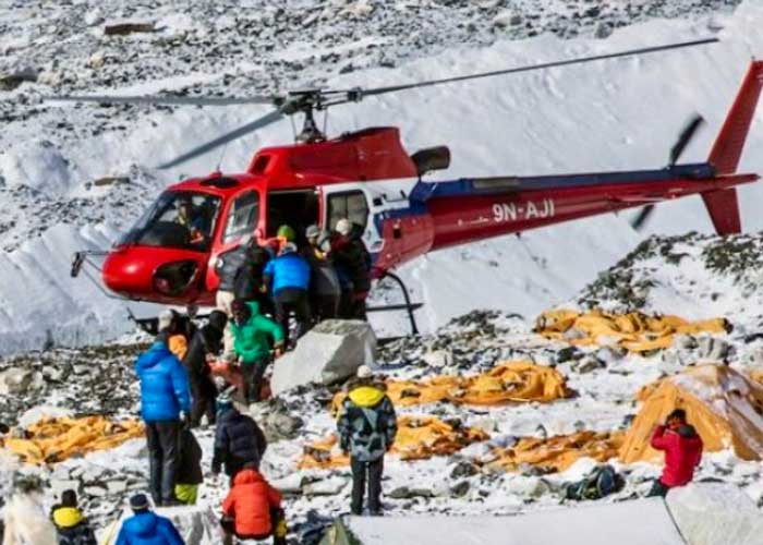 Спасательная операция с помощью вертолета на горе Эверест (фото: Himalayanhelicopter.com)