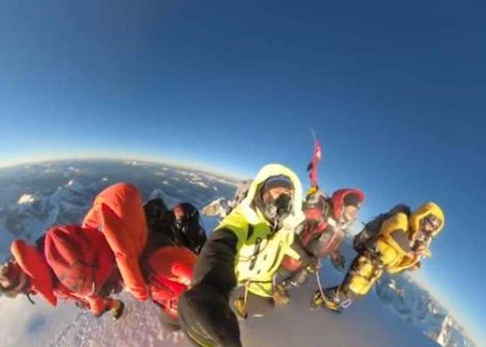 Кадр видео с вершины K2 непальской команды, опубликованного 24 января