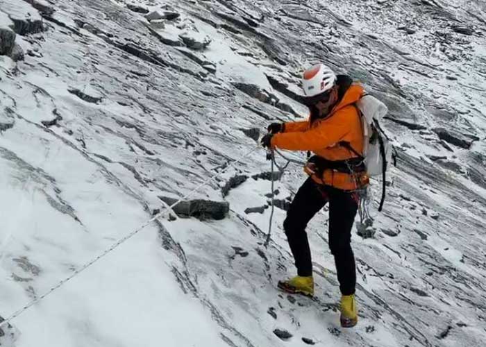 Альпинист спускается из первого лагеря на Ама-Дабламе