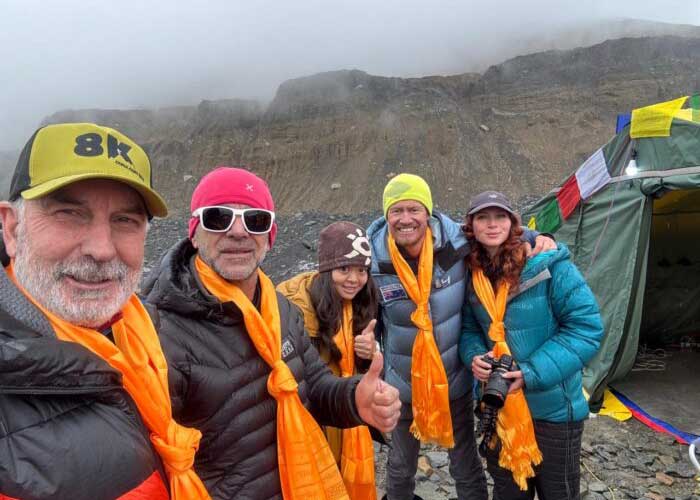 Пол Кларк и Ксения Санта (справа) с несколькими партнерами из Base Camp у подножия Дхаулагири